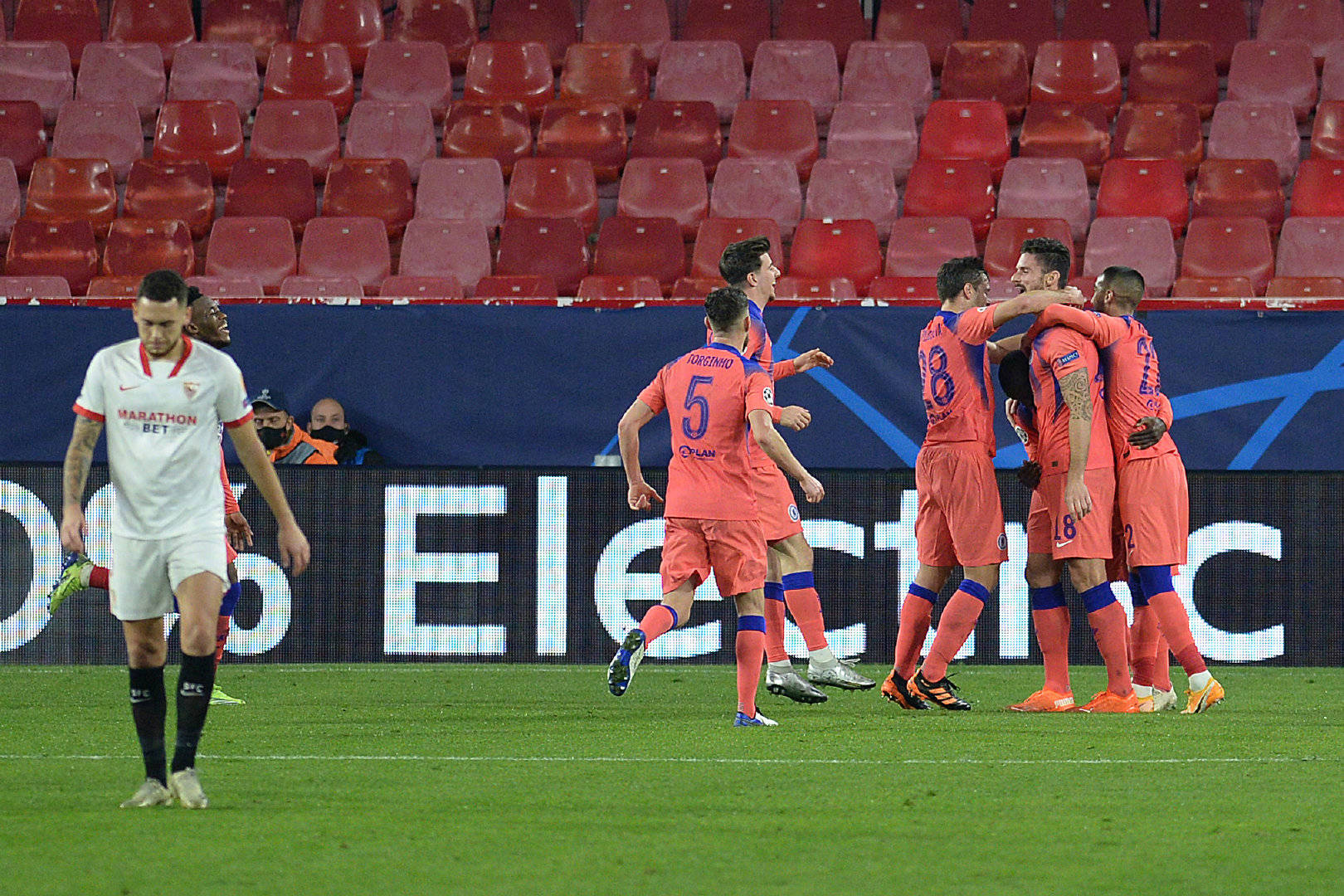 开云sport-关于阿根廷横扫塞维利亚，埃尔林完成帽子戏法的信息