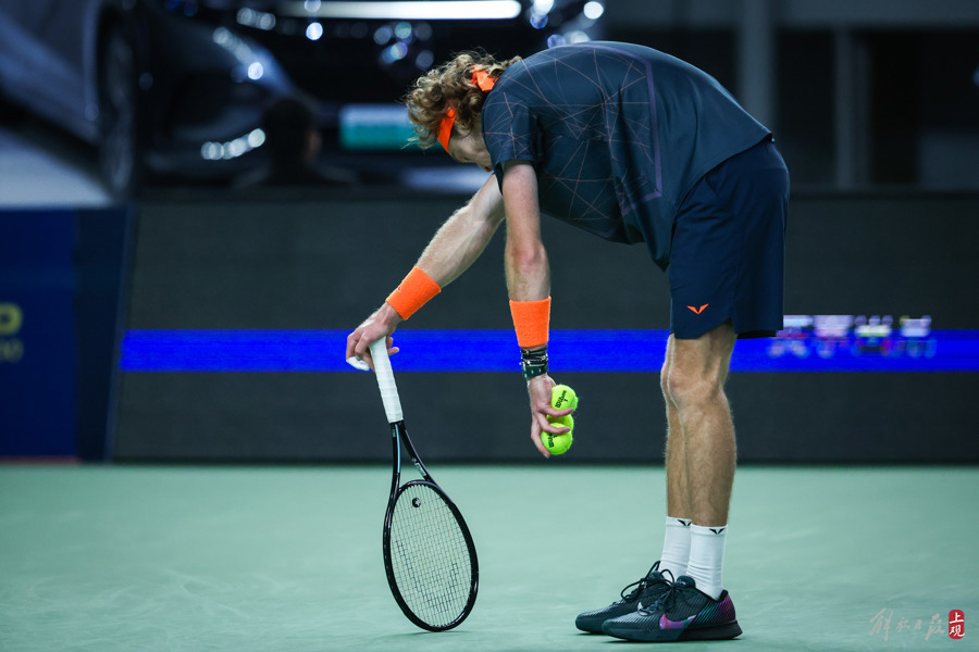 包含美国网球队完胜西班牙网球队，费德勒爆发神勇的词条