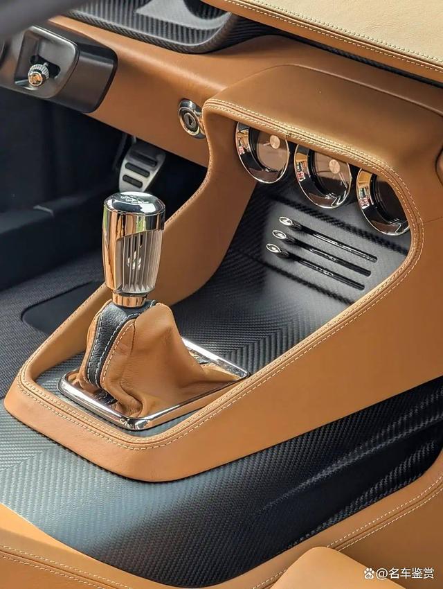 阿斯顿马丁轻取威廉姆斯，佩雷兹惊艳四座