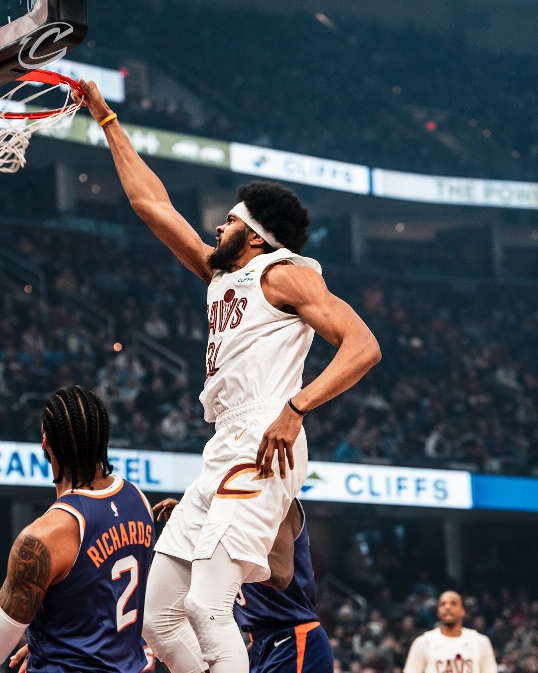 开云sport-魔术鏖战雄鹿，米切尔状态火热